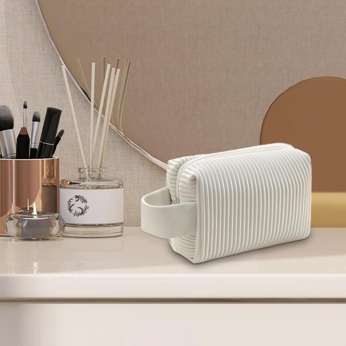 Lining Lady Pouch: Stylish Organization for Every Occasion